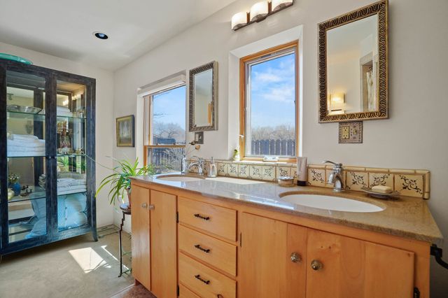 440 Los Pinos, Santa Fe, NM 87507