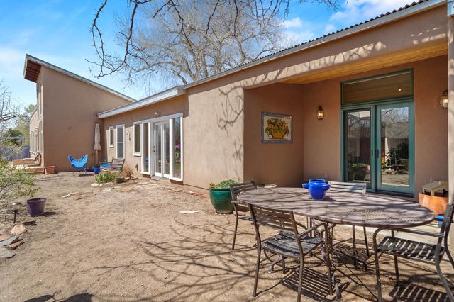 440 Los Pinos, Santa Fe, NM 87507