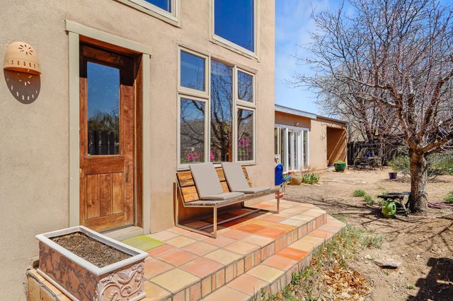 440 Los Pinos, Santa Fe, NM 87507