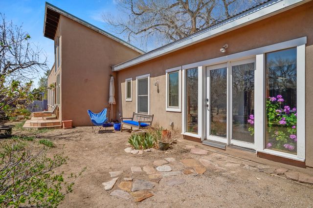 440 Los Pinos, Santa Fe, NM 87507