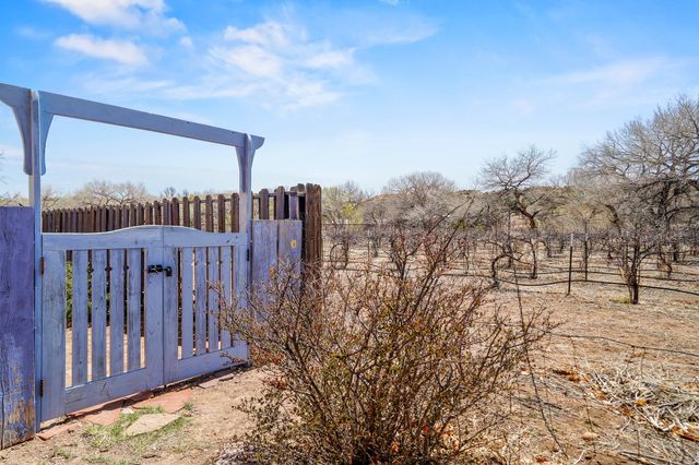 440 Los Pinos, Santa Fe, NM 87507