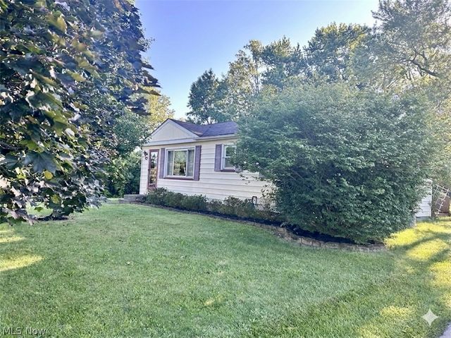 27 Woodland Drive, New Middletown, OH 44442