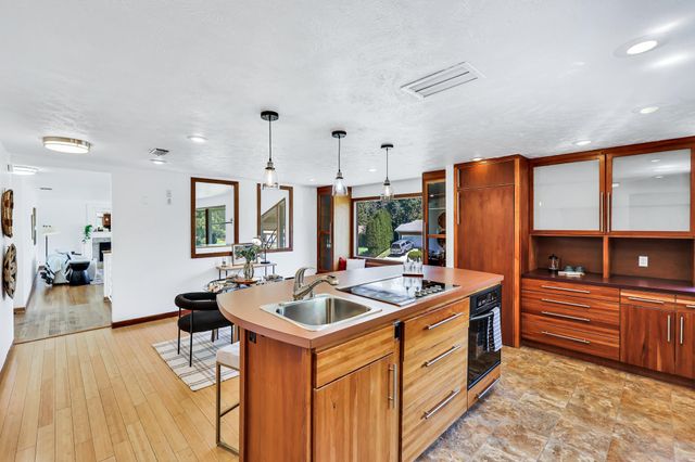 10401 N College Cir, Spokane, WA 99218