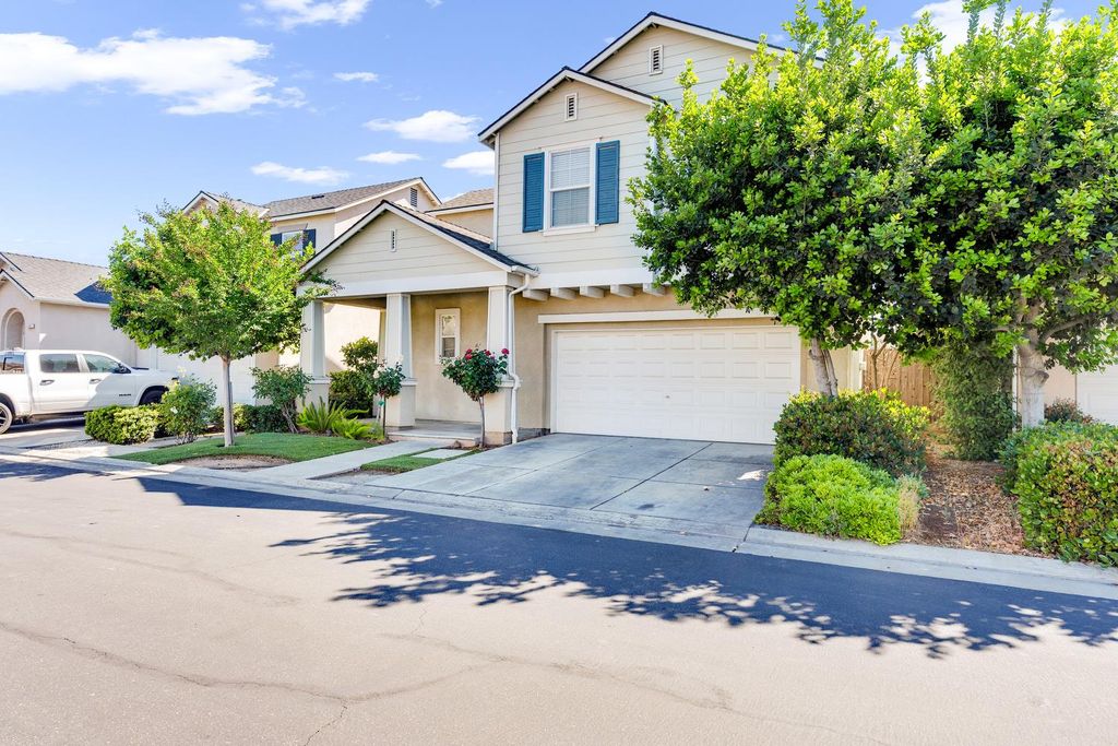 Image 3 of property listing at 3689 W Black Walnut Lane, Fresno, CA 93711