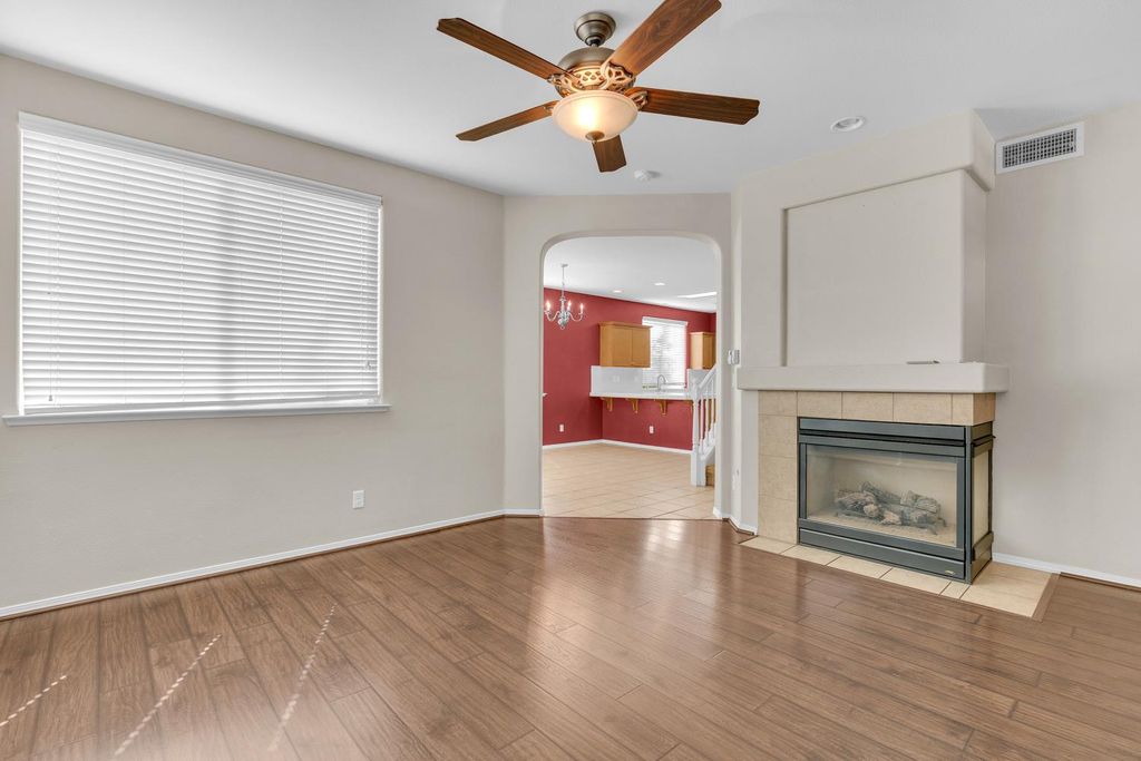Image 7 of property listing at 3689 W Black Walnut Lane, Fresno, CA 93711