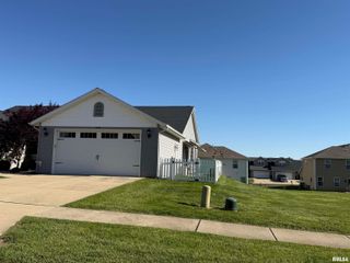 1116 DIXON Street, Washington, IL 61571