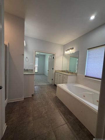 9013 Lag Tee Ct, Baton Rouge, LA 70810