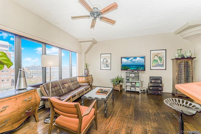 10 Bay Street Landing 5J, Staten Island, NY 10301