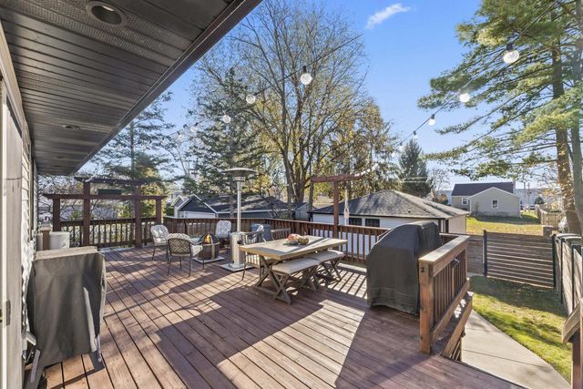 341 W 4th STREET, Oconomowoc, WI 53066