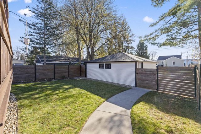 341 W 4th STREET, Oconomowoc, WI 53066