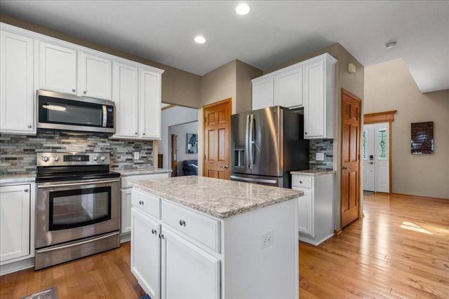 700 Creekwood DRIVE, West Bend, WI 53095