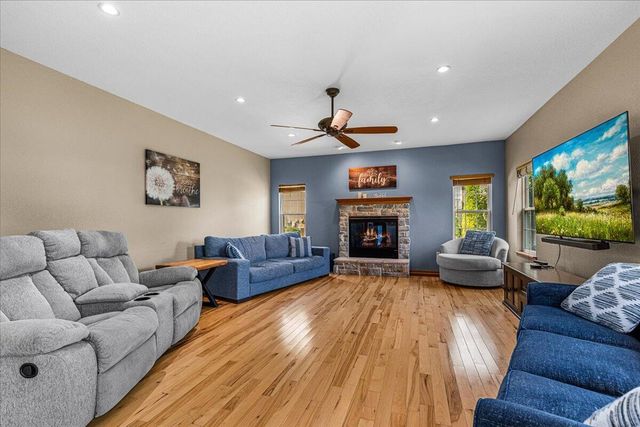 700 Creekwood DRIVE, West Bend, WI 53095