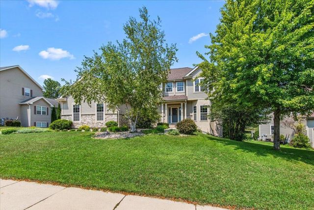 700 Creekwood DRIVE, West Bend, WI 53095
