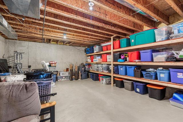 700 Creekwood DRIVE, West Bend, WI 53095