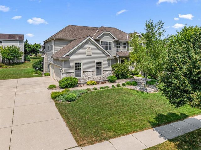 700 Creekwood DRIVE, West Bend, WI 53095