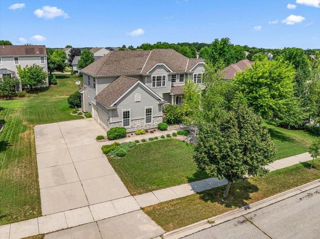 700 Creekwood DRIVE, West Bend, WI 53095