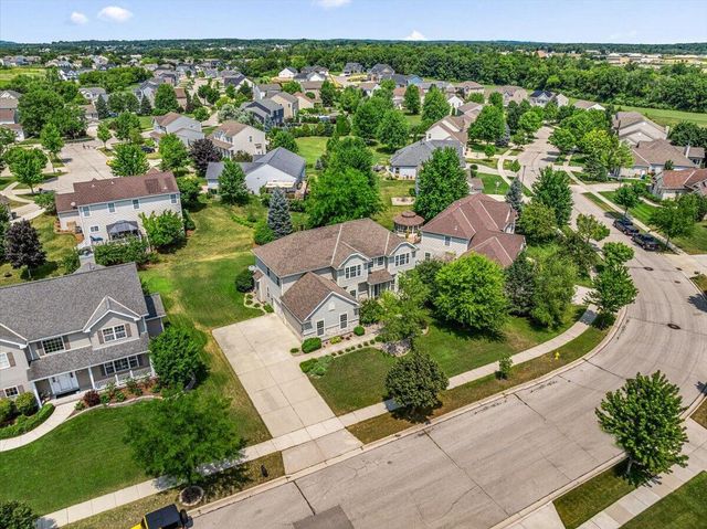 700 Creekwood DRIVE, West Bend, WI 53095