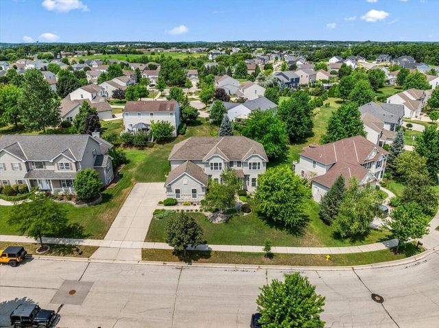 700 Creekwood DRIVE, West Bend, WI 53095