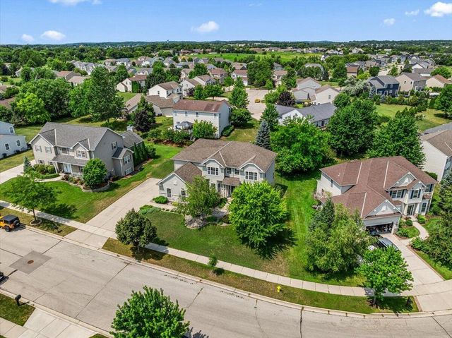 700 Creekwood DRIVE, West Bend, WI 53095