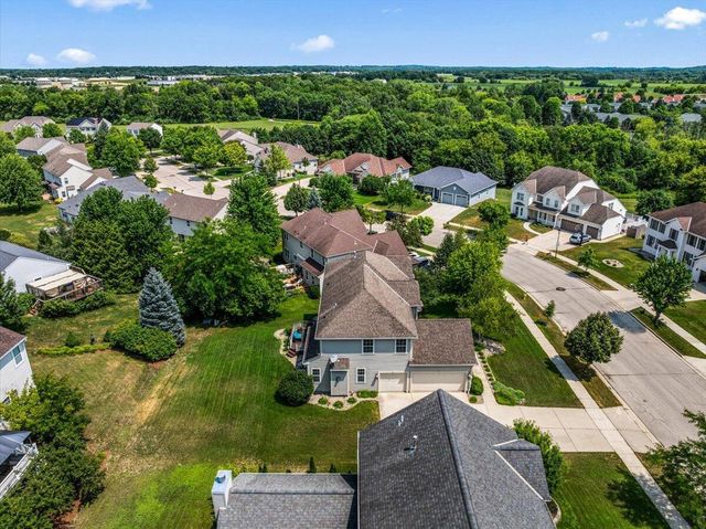 700 Creekwood DRIVE, West Bend, WI 53095