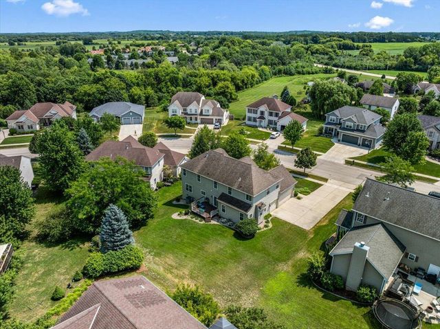 700 Creekwood DRIVE, West Bend, WI 53095