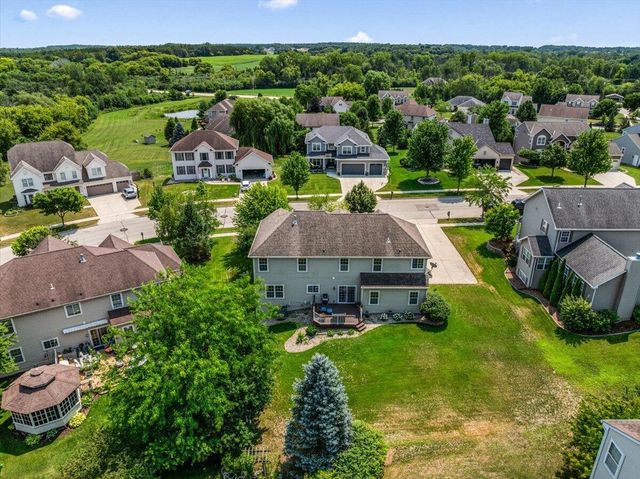 700 Creekwood DRIVE, West Bend, WI 53095