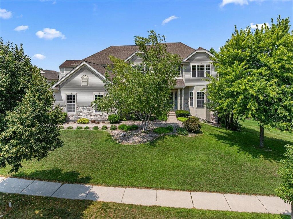 700 Creekwood DRIVE, West Bend, WI 53095