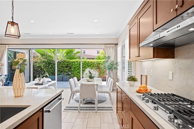 210 Canvas, Irvine, CA 92620