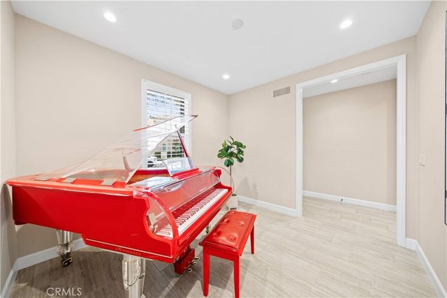 210 Canvas, Irvine, CA 92620