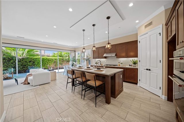 210 Canvas, Irvine, CA 92620