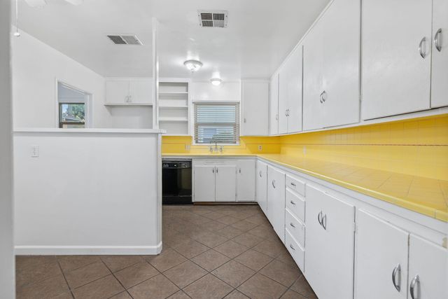 820 S Oak Park, Visalia, CA 93277