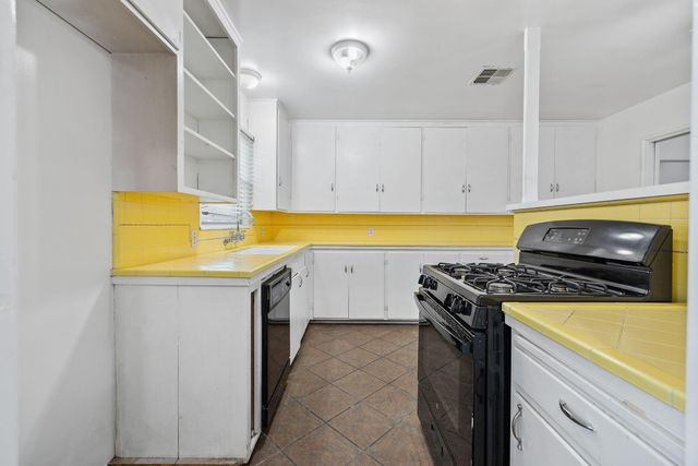 820 S Oak Park, Visalia, CA 93277