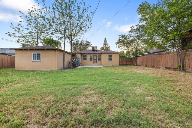 820 S Oak Park, Visalia, CA 93277