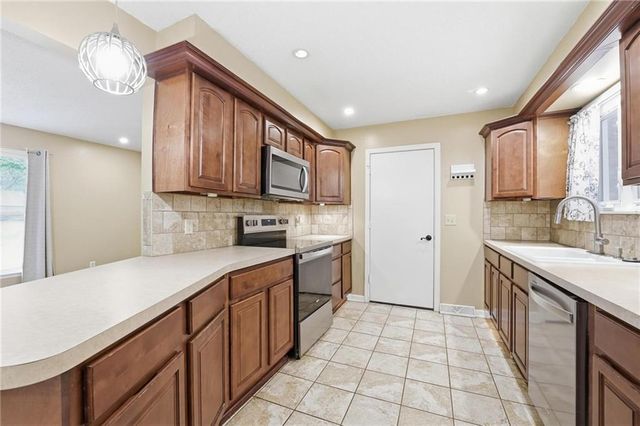 203 N Murphy Drive, Raymore, MO 64083