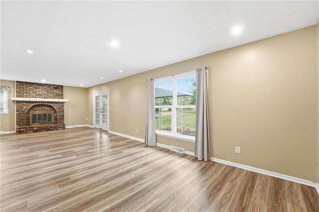 203 N Murphy Drive, Raymore, MO 64083