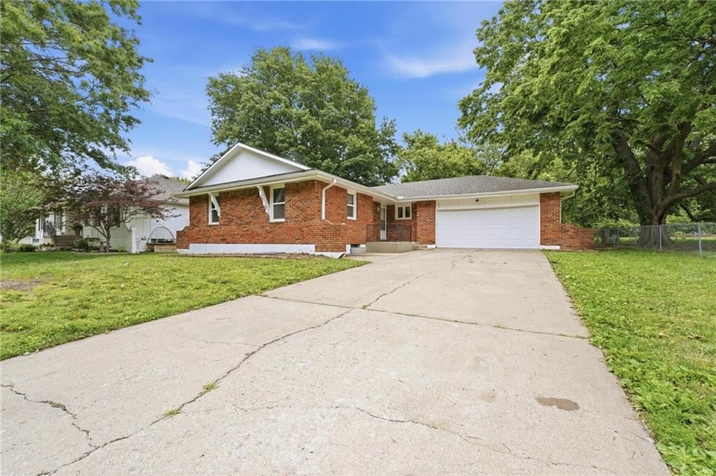 203 N Murphy Drive, Raymore, MO 64083