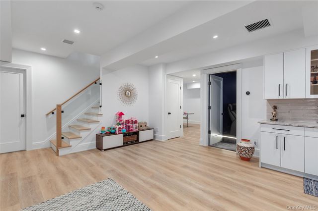 16 Myrtledale Road, Scarsdale, NY 10583