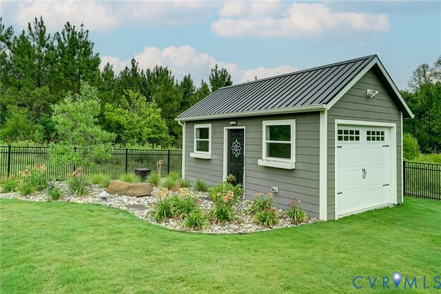 1732 Fishers Pond Dr, Maidens, VA 23102