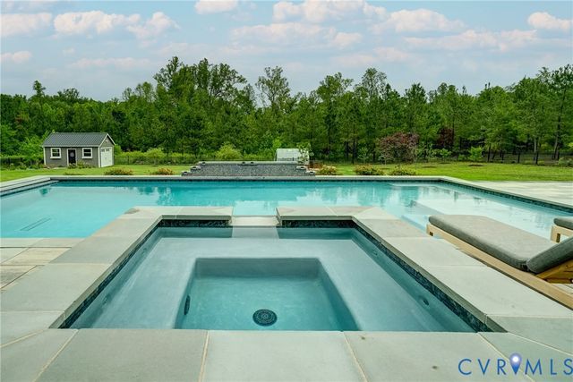 1732 Fishers Pond Dr, Maidens, VA 23102