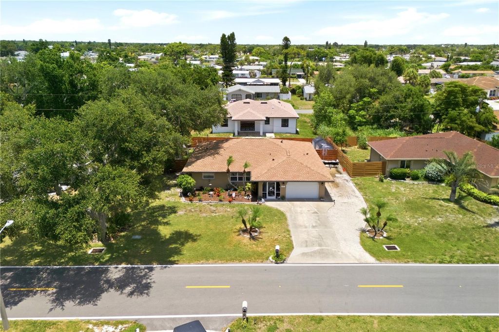 Image 2 of property listing at 541 MORNINGSIDE ROAD, Venice, FL 34293