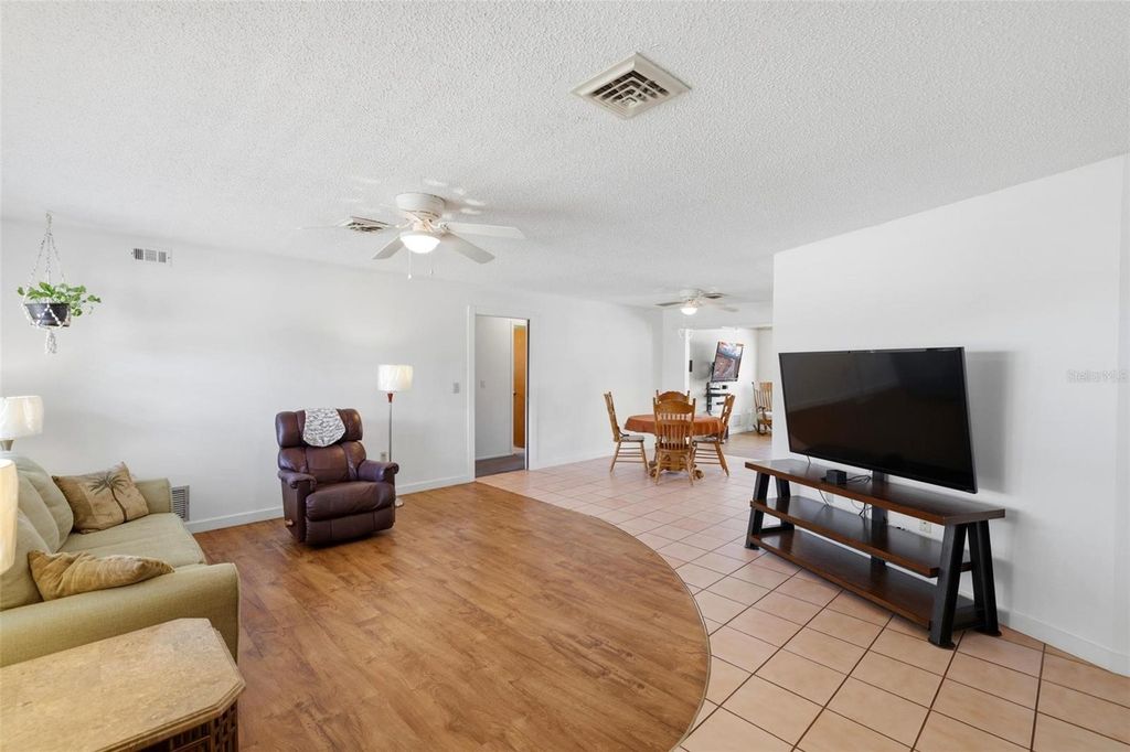 Image 25 of property listing at 541 MORNINGSIDE ROAD, Venice, FL 34293