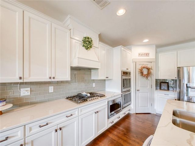 835 Rolling Hill NW, Kennesaw, GA 30152