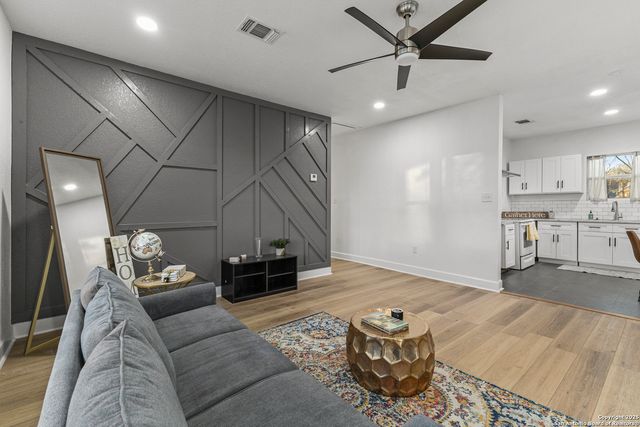 1527 W FRENCH PLACE, San Antonio, TX 78201