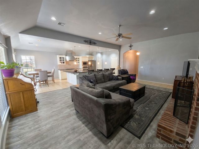 12325 Longhorn Circle, Glenpool, OK 74066