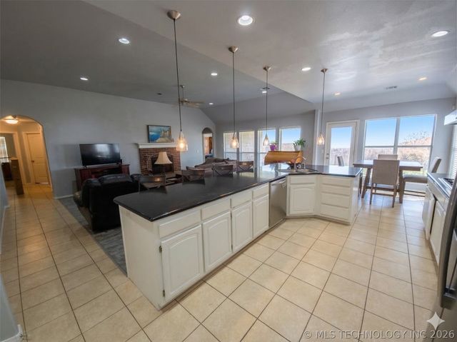 12325 Longhorn Circle, Glenpool, OK 74066