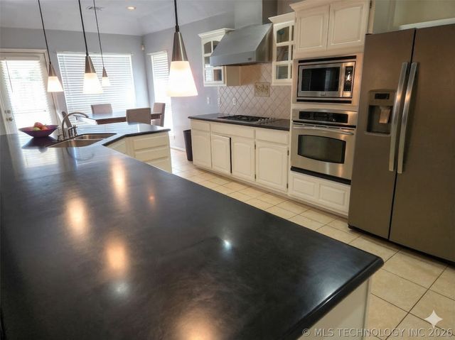 12325 Longhorn Circle, Glenpool, OK 74066