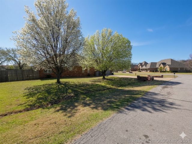 12325 Longhorn Circle, Glenpool, OK 74066