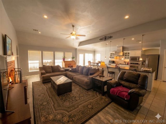 12325 Longhorn Circle, Glenpool, OK 74066