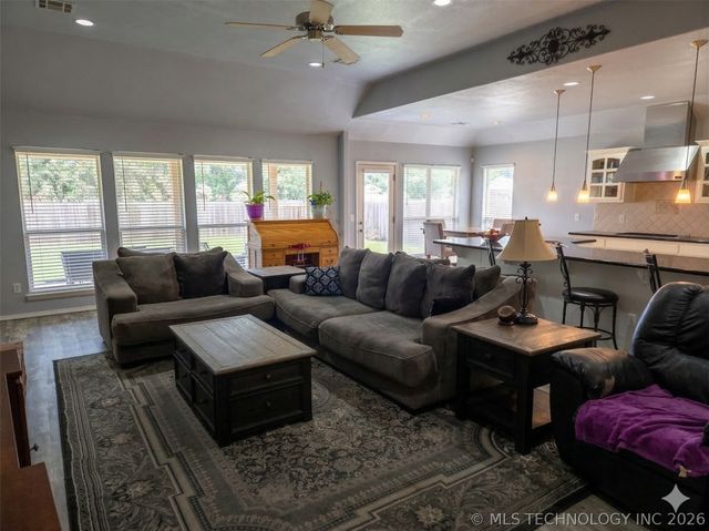 12325 Longhorn Circle, Glenpool, OK 74066