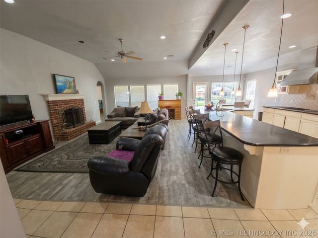 12325 Longhorn Circle, Glenpool, OK 74066